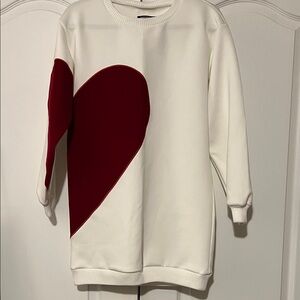 Chic Cream Sweatshirt with Bold Deep Red Heart